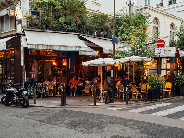 busy restaurant in Paris street corner